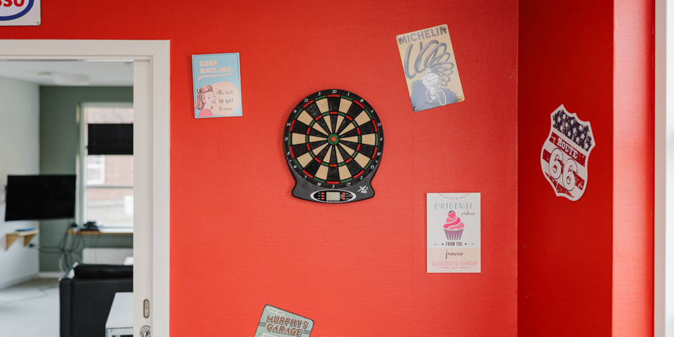 Fællesrum med dart og bordfodbold