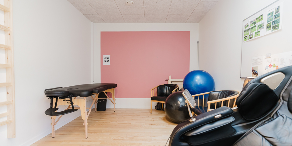 Fællesrum med massagebænk og gymnastikbolde